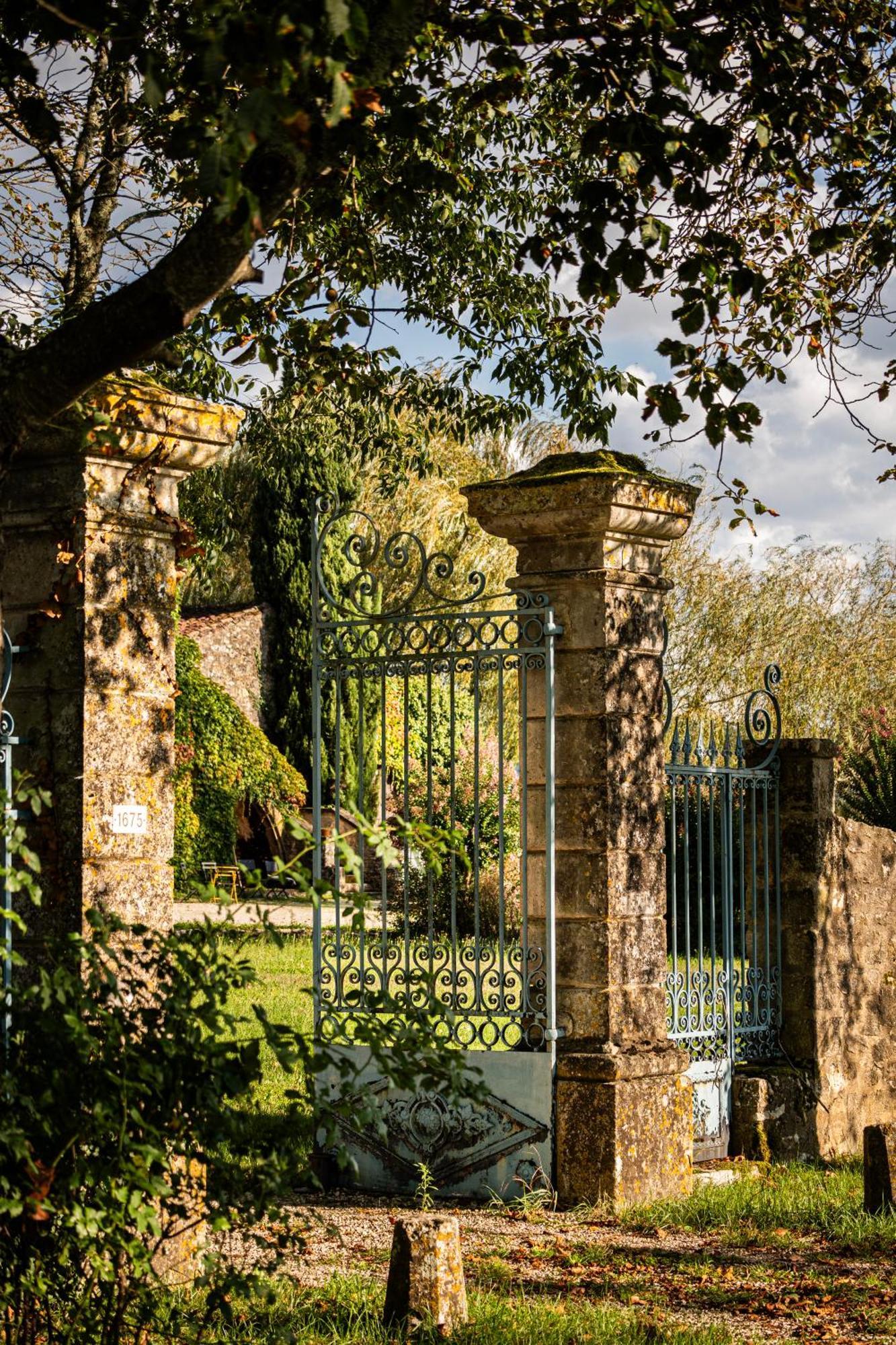 Chateau La Gineste - Castle And Vineyard Duravel Exterior photo