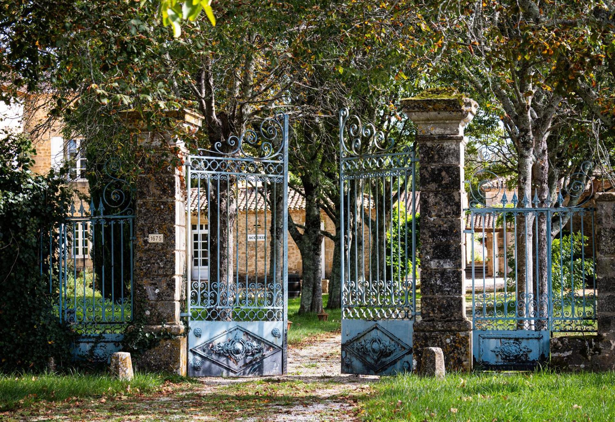 Chateau La Gineste - Castle And Vineyard Duravel Exterior photo